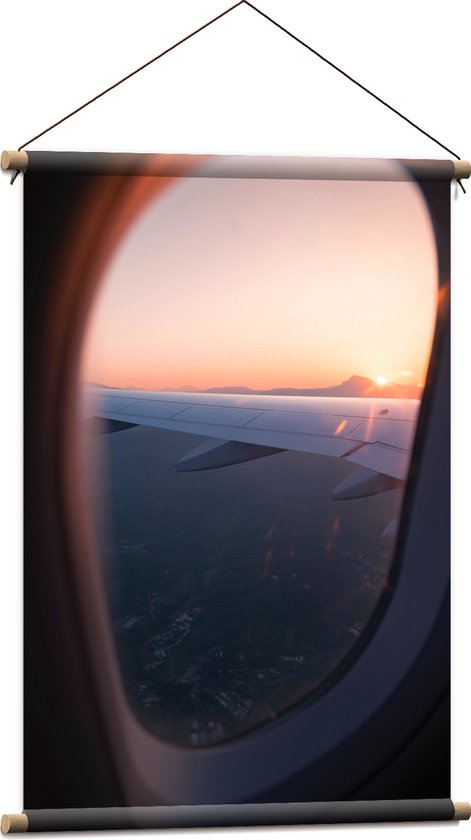 WallClassics - Textielposter - Uitzicht vanuit een Vliegtuig Raam op Land bij Zonsondergang - 60x90 cm Foto op Textiel