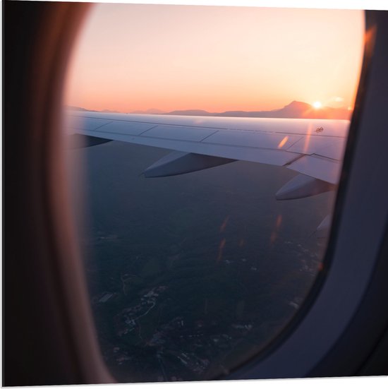 WallClassics - Dibond - Uitzicht vanuit een Vliegtuig Raam op Land bij Zonsondergang - 80x80 cm Foto op Aluminium (Met Ophangsysteem)