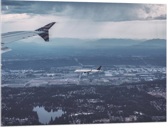 WallClassics - Acrylglas - Twee Vliegtuigen vlak boven het Land - 100x75 cm Foto op Acrylglas (Met Ophangsysteem)