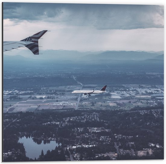 WallClassics - Dibond - Twee Vliegtuigen vlak boven het Land - 50x50 cm Foto op Aluminium (Wanddecoratie van metaal)