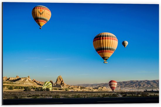 WallClassics - Dibond - Vier Luchtballonnen in de Lucht - 60x40 cm Foto op Aluminium (Wanddecoratie van metaal)