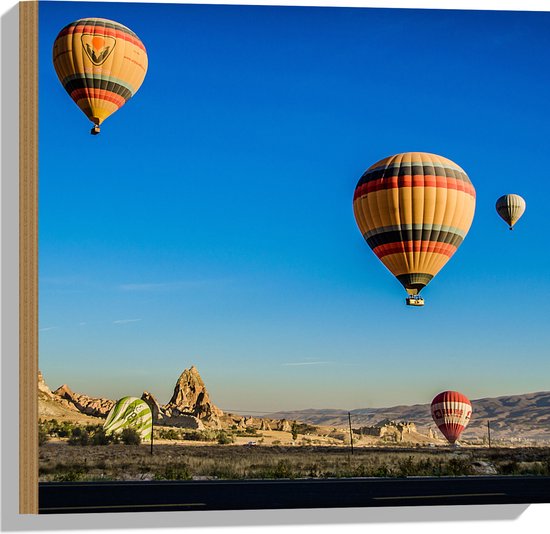 WallClassics - Hout - Vier Luchtballonnen in de Lucht - 50x50 cm - 9 mm dik - Foto op Hout (Met Ophangsysteem)