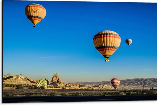 WallClassics - Dibond - Vier Luchtballonnen in de Lucht - 75x50 cm Foto op Aluminium (Wanddecoratie van metaal)