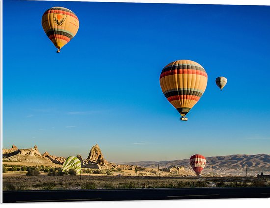 WallClassics - PVC Schuimplaat- Vier Luchtballonnen in de Lucht - 80x60 cm Foto op PVC Schuimplaat