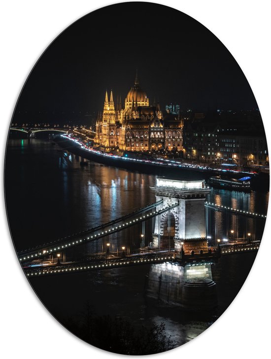 WallClassics - Dibond Ovaal - Kettingbrug in Hongarije - 81x108 cm Foto op Ovaal (Met Ophangsysteem)