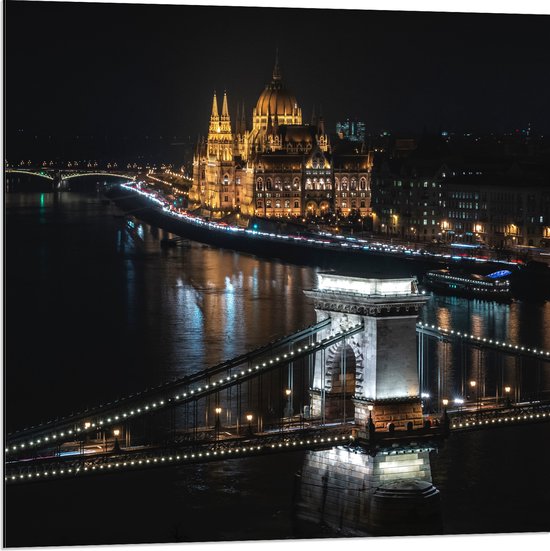 WallClassics - Dibond - Kettingbrug in Hongarije - 80x80 cm Foto op Aluminium (Wanddecoratie van metaal)