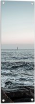 WallClassics - Tuinposter – Golven over de Zee onder Zachte Lucht - 30x90 cm Foto op Tuinposter (wanddecoratie voor buiten en binnen)