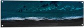 WallClassics - Tuinposter – Zee bij Zwarte Strand - 120x40 cm Foto op Tuinposter (wanddecoratie voor buiten en binnen)