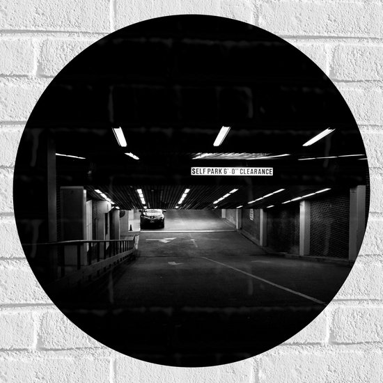 WallClassics - Muursticker Cirkel - Pakeergarage - Zwart Wit - 60x60 cm Foto op Muursticker