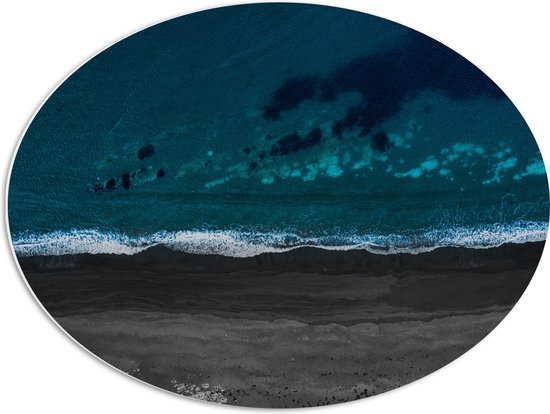 WallClassics - PVC Schuimplaat Ovaal - Zee bij Zwarte Strand - 68x51 cm Foto op Ovaal (Met Ophangsysteem)