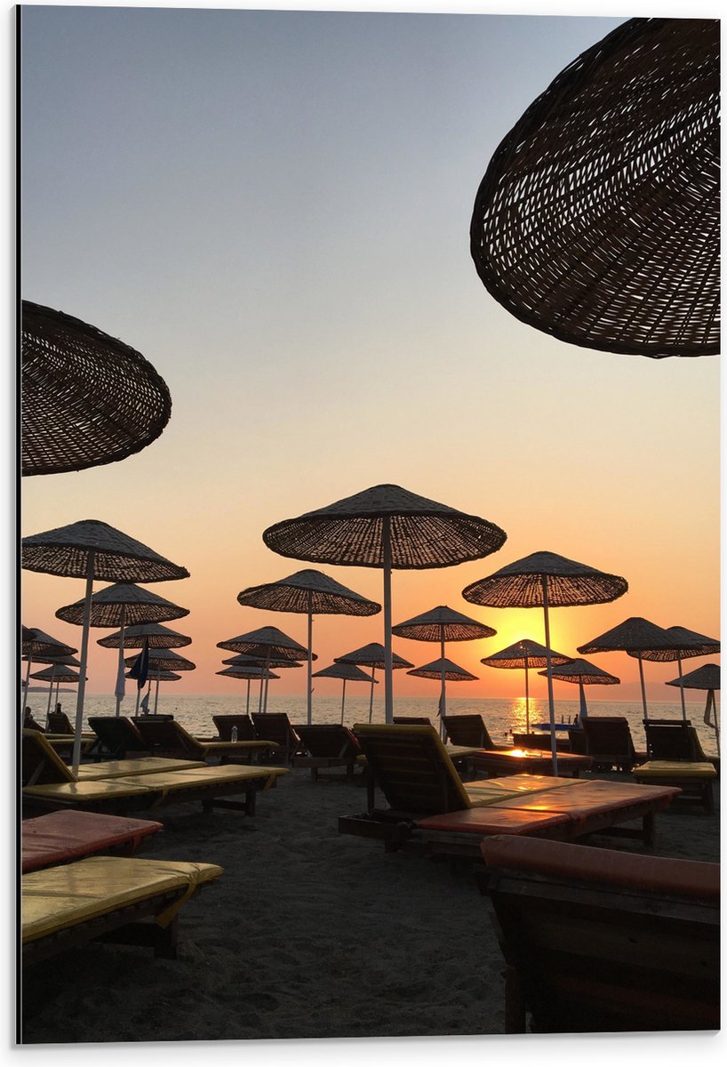 Dibond - Ligbedden met Rieten Parasols aan het Strand in de Avondzon - 40x60 cm Foto op Aluminium (Met Ophangsysteem)