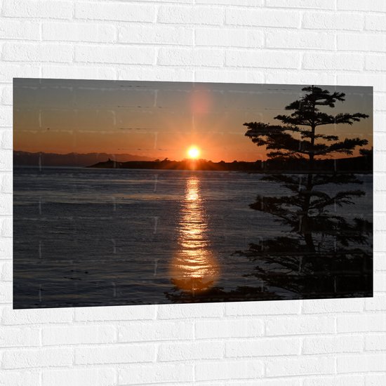 WallClassics - Muursticker - Zonsondergang bij het Water - 120x80 cm Foto op Muursticker