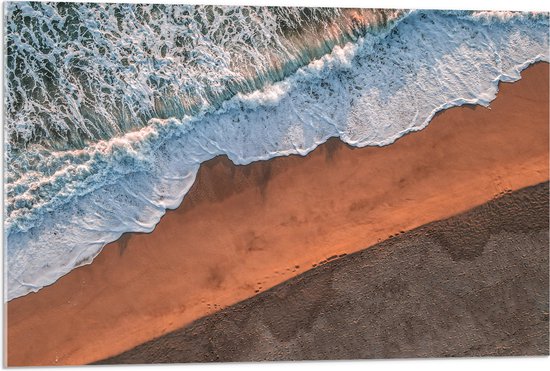 WallClassics - Acrylglas - Bovenaanzicht van Golven stromend over het Strand - 90x60 cm Foto op Acrylglas (Wanddecoratie op Acrylaat)