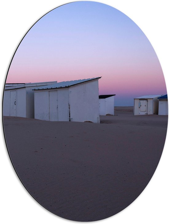 WallClassics - Dibond Ovaal - Witte Huisjes op Strand met Roze Lucht - 51x68 cm Foto op Ovaal (Met Ophangsysteem)