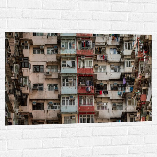 WallClassics - Muursticker - Kleine Flatwoningen - Hong Kong - 105x70 cm Foto op Muursticker