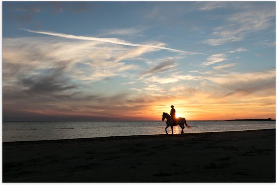 Poster Glanzend – Paardrijden op het Strand met Zonsondergang - 75x50 cm Foto op Posterpapier met Glanzende Afwerking