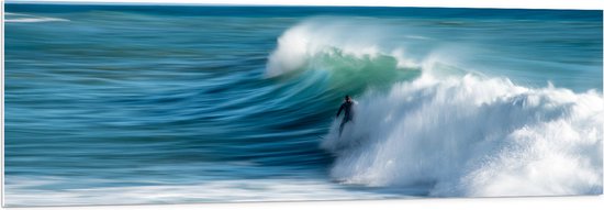 WallClassics - PVC Schuimplaat- Surfer over Razende Golven op Zee - 150x50 cm Foto op PVC Schuimplaat