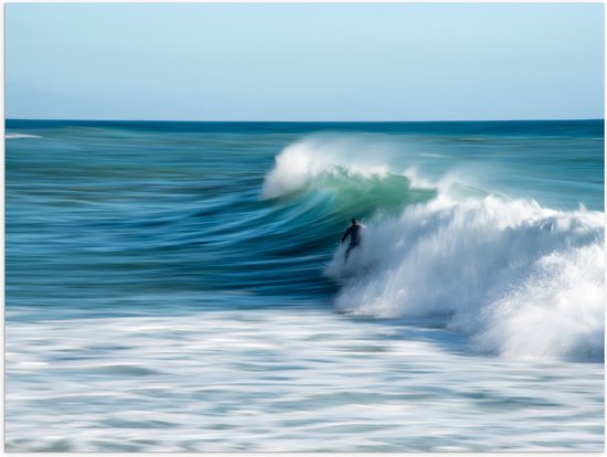 WallClassics - Poster (Mat) - Surfer over Razende Golven op Zee - 100x75 cm Foto op Posterpapier met een Matte look