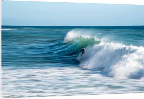 WallClassics - Acrylglas - Surfer over Razende Golven op Zee - 150x100 cm Foto op Acrylglas (Wanddecoratie op Acrylaat)