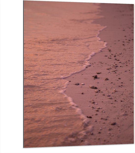 Dibond - Strand met Steentjes bij het Zee Water - 75x100 cm Foto op Aluminium (Wanddecoratie van metaal)