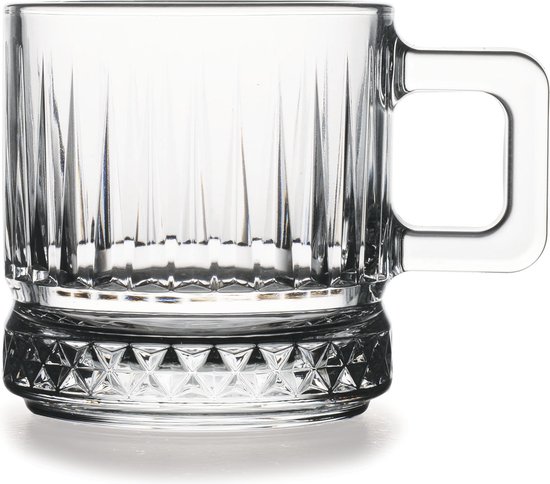 Een doorzichtig glazen theeglas met een gedessineerde bodem en een vierkant handvat.