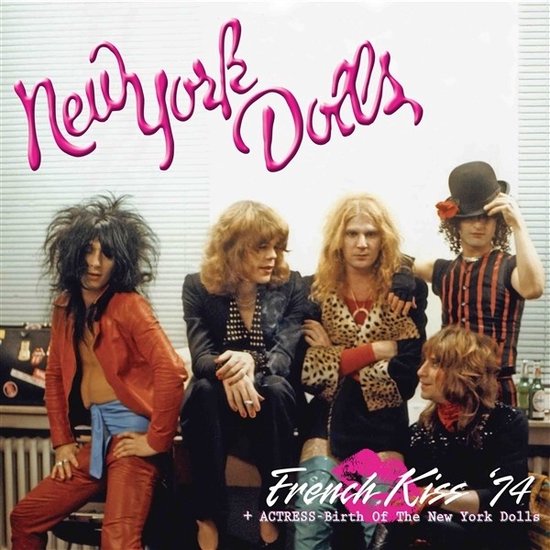 New York Dolls bandleden, gekleed in jaren '70 outfits, met de titel "French Kiss '74".