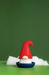 Rode gnome-afwasborstel met witte haren, in een blauw bakje, omgeven door schuim.