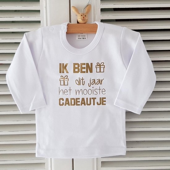 Shirtje baby tekst eerste Kerstmis cadeau | ik ben dit jaar het mooiste cadeautje | Lange | wit met goud | maat 80 | cadeautje verjaardag geboorte kraamcadeau zwangerschap aankondigen | mama oma opa oom tante moederdag vaderdag