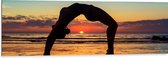 Dibond - Vrouw in Yoga Positie op het Strand bij Ondergaande Zon - 120x40 cm Foto op Aluminium (Met Ophangsysteem)