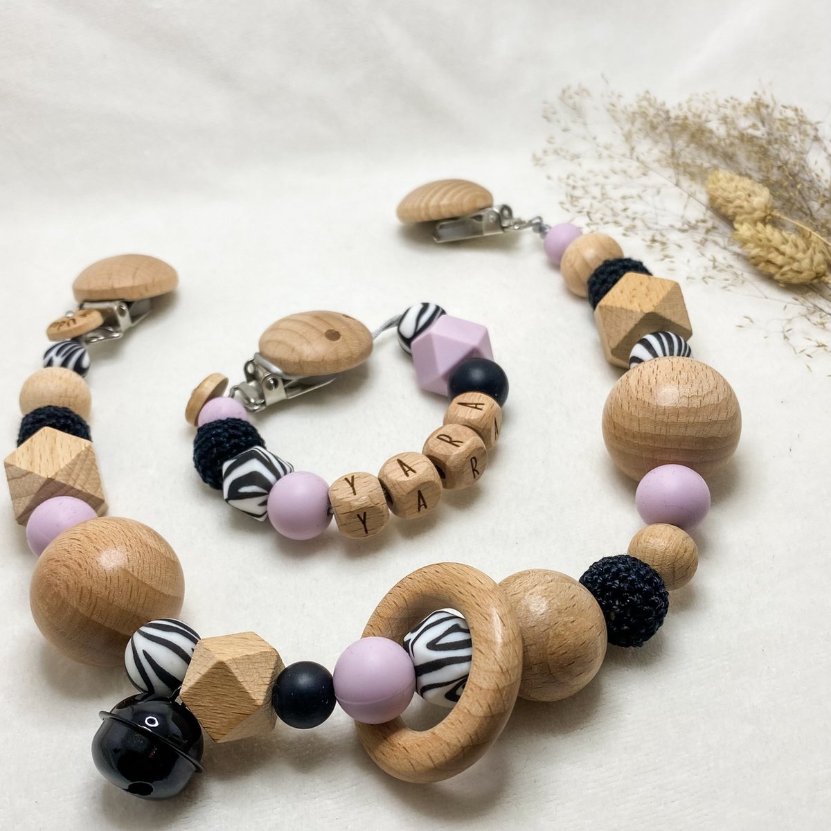 Goedkoopste Baby Chique Uden | Speenkoord met naam en Wagenspanner | Zwart Zebra Lila | Kraamcadeau | Babyshower | Babygym | Baby born | Gepersonaliseerd