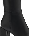 Détail de la transition entre la tige et le talon d'une botte en cuir noir.