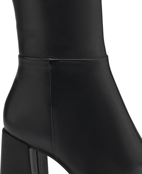 Détail de la transition entre la tige et le talon d'une botte en cuir noir.