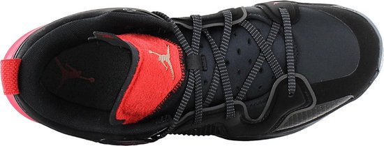 Zwarte Jordan basketbalschoen met rode accenten en grijze veters, van bovenaf gezien.