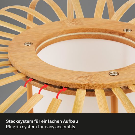 Detail van bamboe lampenkap met 'Plug-in system for easy assembly' tekst en rode pijlen.