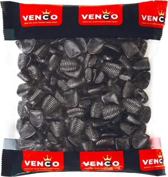 Een zak vol met Venco honingdrop, zwarte dropjes met bijenkorfvormige textuur. Rode band met logo bovenaan.