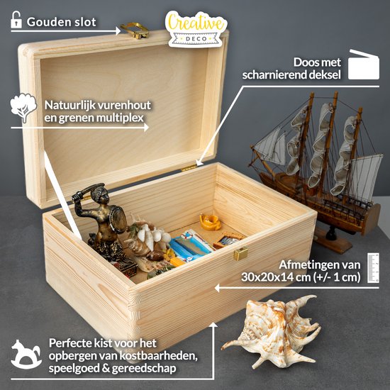 Open houten kist met scharnierend deksel, met gouden slot en versierd met schelpen en een miniatuurschip.