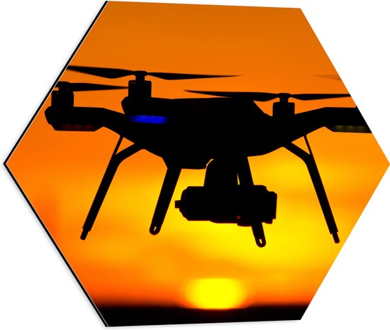 Dibond Hexagon - Silhouette van Drone bij Zonsondergang - 50x43.5 cm Foto op Hexagon (Met Ophangsysteem)