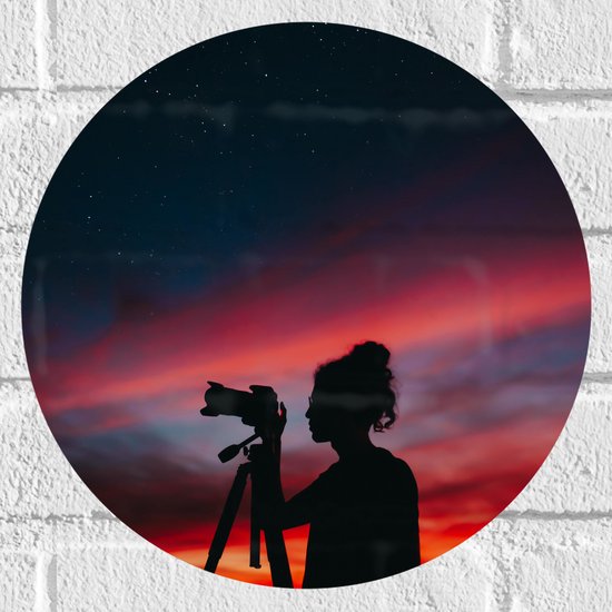 Muursticker Cirkel - Silhouet van Vrouw achter Camera bij Zonsondergang - 30x30 cm Foto op Muursticker