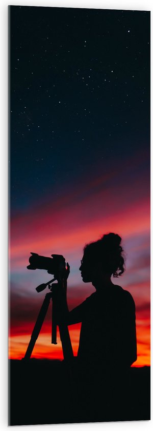 Acrylglas - Silhouet van Vrouw achter Camera bij Zonsondergang - 40x120 cm Foto op Acrylglas (Met Ophangsysteem)