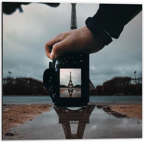Dibond - Fotocamera voor Eiffeltoren, Parijs - 50x50 cm Foto op Aluminium (Met Ophangsysteem)