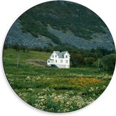 Dibond Muurcirkel - Witte Eenzame Villa in het Dal van de Bergen - 50x50 cm Foto op Aluminium Muurcirkel (met ophangsysteem)