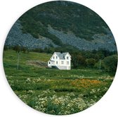 Dibond Muurcirkel - Witte Eenzame Villa in het Dal van de Bergen - 90x90 cm Foto op Aluminium Muurcirkel (met ophangsysteem)
