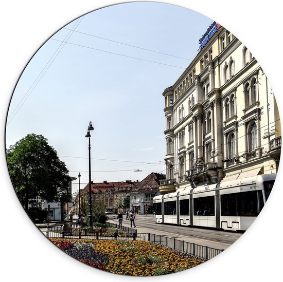 Dibond Muurcirkel - Tram Rijdend bij Wit Gebouw - 70x70 cm Foto op Aluminium Muurcirkel (met ophangsysteem)