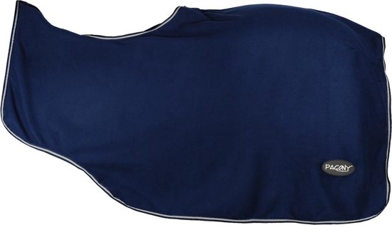 Donkerblauwe fleece paardendeken van Pagony met grijze biezen en een logo.