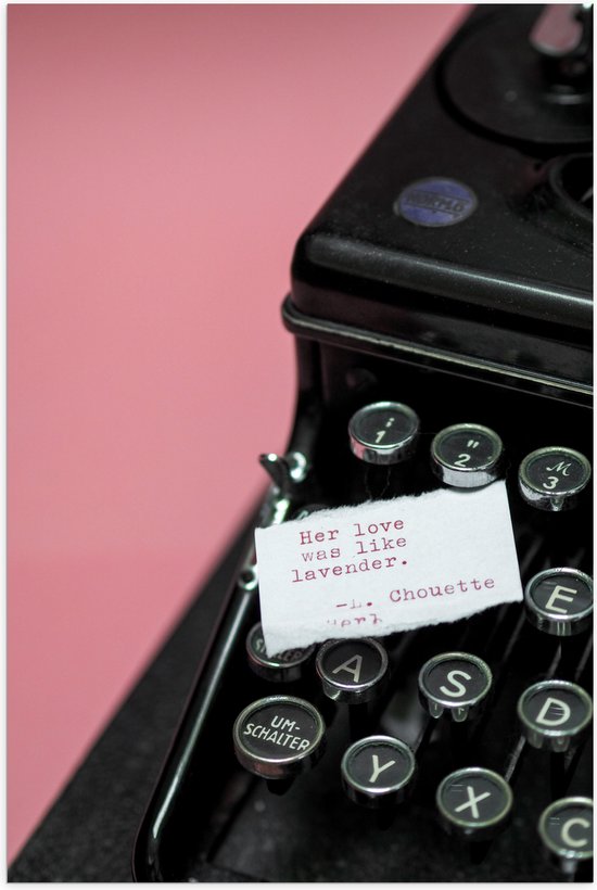 Poster (Mat) - Quote op Wit Papier Liggend op Zwarte Vintage Typemachine op Roze Achtergrond - 70x105 cm Foto op Posterpapier met een Matte look