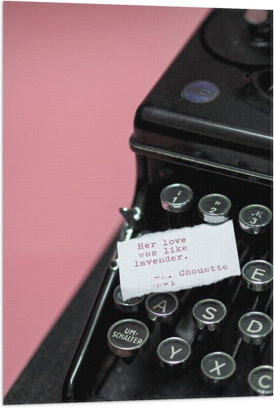 Vlag - Quote op Wit Papier Liggend op Zwarte Vintage Typemachine op Roze Achtergrond - 60x90 cm Foto op Polyester Vlag
