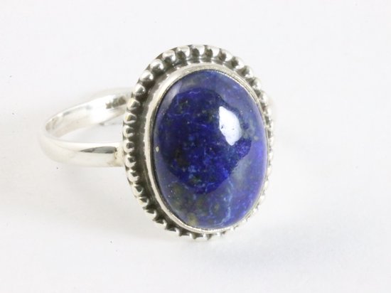 Bewerkte ovale zilveren ring met lapis lazuli - maat 21