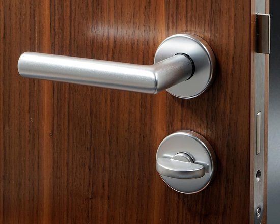 Deurklink Lusso geveerd met schild en wc slot in mat zwart