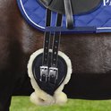 Zwarte singel met lamsvel aan de onderkant, bevestigd aan een paard.