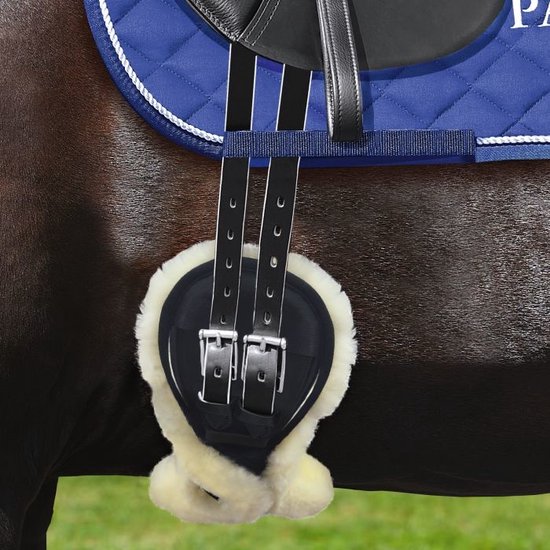 Zwarte singel met lamsvel aan de onderkant, bevestigd aan een paard.